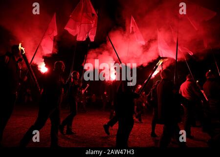 Polen, Tschenstochau - 30. März 2019: 6. Pilgerreise ins Nationale Umweltministerium (Aktivisten ONR) zum Kloster Jasna Gora, Pilger zärgern Feuergefirsche Stockfoto