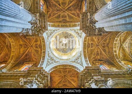 Jerez, SPANIEN - 20. SEPTEMBER 2019: Die geschnitzte Innenkuppel der Heilig-Erlöser-Kathedrale mit Reliefmustern und massiven Säulenkapitellen auf Septem Stockfoto