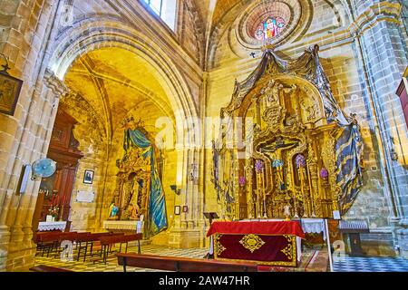 Jerez, SPANIEN - 20. SEPTEMBER 2019: Die aufwendige vergoldete und geschnitzte Dekoration des Cristo de la Viga-Altarbildes, das sich in der Heilig-Erlöser-Kathedrale auf Se befindet Stockfoto