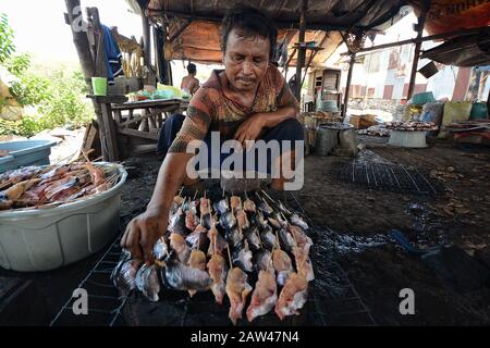 Am ÄãSurabaya 4. März 2019 kocht ein Arbeiter in der Gegend von Kenjeran in der Region Äã, East Java, Indonesien, satinierte Fische. Die Räucherfischhausindustrie ist in der Lage, 2.000 Fische zu produzieren und wird für 2.000 IDR pro Fisch vermarktet. Stockfoto