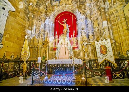 Jerez, SPANIEN - 20. SEPTEMBER 2019: Der Altar und die Steindekorationen der mittelalterlichen Kapelle in der Heilig-Erlöser-Kathedrale, am 20. September in Jerez Stockfoto