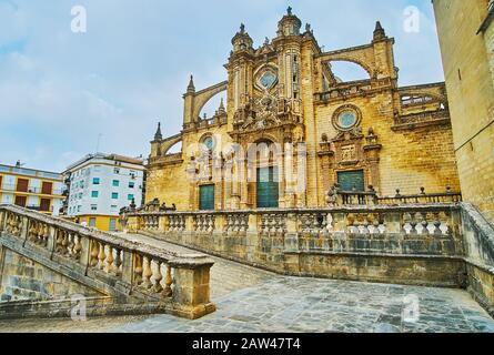 Außenansicht der mittelalterlichen Heilig-Erlöser-Kathedrale aus Stein mit verzierten Schnitzereien und fliegenden Strebepfeilern auf der Plaza de la Encarnacion (Platz der Menschwerdung) Stockfoto