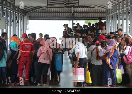 Homecomers warten darauf, am Samstag, den 8. Juni 2019, auf dem Fährhafen Bakauheni, South Lampung, Lampung, das RoRo-Schiff zu betreten. Homecomere aus Regionen in Sumatra beginnen nach Java zurückzukehren, nachdem sie Eid Al-Fitr in ihren Heimatorten gefeiert haben. Stockfoto