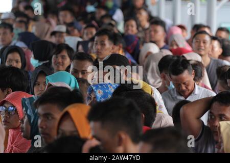 Homecomers warten darauf, am Samstag, den 8. Juni 2019, auf dem Fährhafen Bakauheni, South Lampung, Lampung, das RoRo-Schiff zu betreten. Homecomere aus Regionen in Sumatra beginnen nach Java zurückzukehren, nachdem sie Eid Al-Fitr in ihren Heimatorten gefeiert haben. Stockfoto