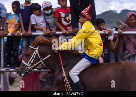 Junge Jockeys machen sich bereit, am HM Hasan's Field, Blang Bebangka, Aceh Tengah District, Aceh Provinz, Indonesien, am Sonntag, 1. September 2019 zu Rennen. Gayo Traditional Horse Racing ist seit der niederländischen Kolonialzeit, Gayo Traditional Horse Race wird zweimal jährlich in Central Aceh Regency ausgetragen, das an den Jahrestag der Takengon City erinnert und an den Jahrestag der Republik Indonesien erinnert. Die kleinen Jockeys beim Reiten von Pferden ohne Sättel, und diese Pferde sind das Ergebnis der Kreuzung australischer Pferde und kleiner Gayo-Pferde, jetzt haben die Gayo-Pferde begonnen, hoch zu steigen. Stockfoto
