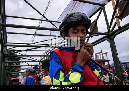 Junge Jockeys machen sich bereit, am HM Hasan's Field, Blang Bebangka, Aceh Tengah District, Aceh Provinz, Indonesien, am Sonntag, 1. September 2019 zu Rennen. Gayo Traditional Horse Racing ist seit der niederländischen Kolonialzeit, Gayo Traditional Horse Race wird zweimal jährlich in Central Aceh Regency ausgetragen, das an den Jahrestag der Takengon City erinnert und an den Jahrestag der Republik Indonesien erinnert. Die kleinen Jockeys beim Reiten von Pferden ohne Sättel, und diese Pferde sind das Ergebnis der Kreuzung australischer Pferde und kleiner Gayo-Pferde, jetzt haben die Gayo-Pferde begonnen, hoch zu steigen. Stockfoto