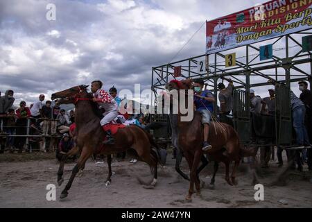 Junge Jockeys Rennen am HM Hasan, Blang Bebangka, Central Aceh District, Provinz Aceh, Indonesien, Samstag, 31. August 2019. Gayo traditionelle Pferderennen sind seit der holländischen Kolonialzeit, Gayo Traditional Horse Race wird zweimal jährlich in Central Aceh Regency abgehalten, um dem Takengon Stadtjubiläum zu gedenken und dem Jahrestag der Republik Indonesien zu gedenken. Die kleinen Jockeys beim Reiten von Pferden ohne Sättel, und diese Pferde sind das Ergebnis der Kreuzung australischer Pferde und kleiner Gayo-Pferde, jetzt haben die Gayo-Pferde begonnen, hoch zu steigen. Stockfoto