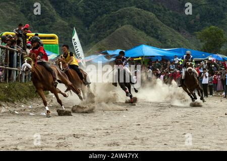 Junge Jockeys Rennen auf der HM Hasan, Blang Bebangka, Central Aceh District, Provinz Aceh, Indonesien, Sonntag, 1. September 2019. Gayo traditionelle Pferderennen sind seit der holländischen Kolonialzeit, Gayo Traditional Horse Race wird zweimal jährlich in Central Aceh Regency abgehalten, um dem Takengon Stadtjubiläum zu gedenken und dem Jahrestag der Republik Indonesien zu gedenken. Die kleinen Jockeys beim Reiten von Pferden ohne Sättel, und diese Pferde sind das Ergebnis der Kreuzung australischer Pferde und kleiner Gayo-Pferde, jetzt haben die Gayo-Pferde begonnen, hoch zu steigen. Stockfoto