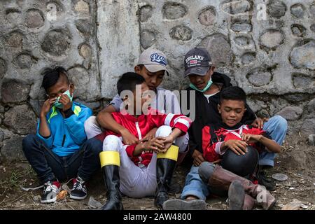 Ein junger Jockeys ist bereit, am HM Hasan's Field, Blang Bebangka, Aceh Tengah District, Aceh Provinz, Indonesien, am Sonntag, 1. September 2019 zu Rennen. Gayo Traditional Horse Racing ist seit der niederländischen Kolonialzeit, Gayo Traditional Horse Race wird zweimal jährlich in Central Aceh Regency ausgetragen, das an den Jahrestag der Takengon City erinnert und an den Jahrestag der Republik Indonesien erinnert. Die kleinen Jockeys beim Reiten von Pferden ohne Sättel, und diese Pferde sind das Ergebnis der Kreuzung australischer Pferde und kleiner Gayo-Pferde, jetzt haben die Gayo-Pferde begonnen, hoch zu steigen. Stockfoto