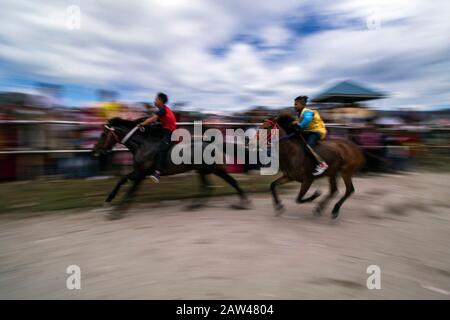 Junge Jockeys Rennen auf der HM Hasan, Blang Bebangka, Central Aceh District, Provinz Aceh, Indonesien, Sonntag, 1. September 2019. Gayo traditionelle Pferderennen sind seit der holländischen Kolonialzeit, Gayo Traditional Horse Race wird zweimal jährlich in Central Aceh Regency abgehalten, um dem Takengon Stadtjubiläum zu gedenken und dem Jahrestag der Republik Indonesien zu gedenken. Die kleinen Jockeys beim Reiten von Pferden ohne Sättel, und diese Pferde sind das Ergebnis der Kreuzung australischer Pferde und kleiner Gayo-Pferde, jetzt haben die Gayo-Pferde begonnen, hoch zu steigen. Stockfoto