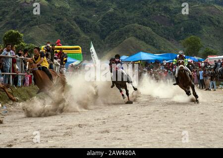 Junge Jockeys Rennen auf der HM Hasan, Blang Bebangka, Central Aceh District, Provinz Aceh, Indonesien, Sonntag, 1. September 2019. Gayo traditionelle Pferderennen sind seit der holländischen Kolonialzeit, Gayo Traditional Horse Race wird zweimal jährlich in Central Aceh Regency abgehalten, um dem Takengon Stadtjubiläum zu gedenken und dem Jahrestag der Republik Indonesien zu gedenken. Die kleinen Jockeys beim Reiten von Pferden ohne Sättel, und diese Pferde sind das Ergebnis der Kreuzung australischer Pferde und kleiner Gayo-Pferde, jetzt haben die Gayo-Pferde begonnen, hoch zu steigen. Stockfoto