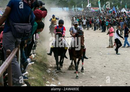 Junge Jockeys Rennen auf der HM Hasan, Blang Bebangka, Central Aceh District, Provinz Aceh, Indonesien, Sonntag, 1. September 2019. Gayo traditionelle Pferderennen sind seit der holländischen Kolonialzeit, Gayo Traditional Horse Race wird zweimal jährlich in Central Aceh Regency abgehalten, um dem Takengon Stadtjubiläum zu gedenken und dem Jahrestag der Republik Indonesien zu gedenken. Die kleinen Jockeys beim Reiten von Pferden ohne Sättel, und diese Pferde sind das Ergebnis der Kreuzung australischer Pferde und kleiner Gayo-Pferde, jetzt haben die Gayo-Pferde begonnen, hoch zu steigen. Stockfoto