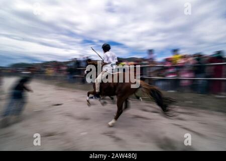 Junge Jockeys Rennen auf der HM Hasan, Blang Bebangka, Central Aceh District, Provinz Aceh, Indonesien, Sonntag, 1. September 2019. Gayo traditionelle Pferderennen sind seit der holländischen Kolonialzeit, Gayo Traditional Horse Race wird zweimal jährlich in Central Aceh Regency abgehalten, um dem Takengon Stadtjubiläum zu gedenken und dem Jahrestag der Republik Indonesien zu gedenken. Die kleinen Jockeys beim Reiten von Pferden ohne Sättel, und diese Pferde sind das Ergebnis der Kreuzung australischer Pferde und kleiner Gayo-Pferde, jetzt haben die Gayo-Pferde begonnen, hoch zu steigen. Stockfoto