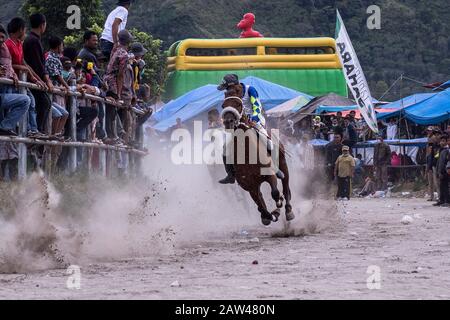 Junge Jockeys Rennen auf der HM Hasan, Blang Bebangka, Central Aceh District, Provinz Aceh, Indonesien, Sonntag, 1. September 2019. Gayo traditionelle Pferderennen sind seit der holländischen Kolonialzeit, Gayo Traditional Horse Race wird zweimal jährlich in Central Aceh Regency abgehalten, um dem Takengon Stadtjubiläum zu gedenken und dem Jahrestag der Republik Indonesien zu gedenken. Die kleinen Jockeys beim Reiten von Pferden ohne Sättel, und diese Pferde sind das Ergebnis der Kreuzung australischer Pferde und kleiner Gayo-Pferde, jetzt haben die Gayo-Pferde begonnen, hoch zu steigen. Stockfoto