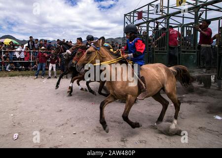 Junge Jockeys Rennen auf der HM Hasan, Blang Bebangka, Central Aceh District, Provinz Aceh, Indonesien, Sonntag, 1. September 2019. Gayo traditionelle Pferderennen sind seit der holländischen Kolonialzeit, Gayo Traditional Horse Race wird zweimal jährlich in Central Aceh Regency abgehalten, um dem Takengon Stadtjubiläum zu gedenken und dem Jahrestag der Republik Indonesien zu gedenken. Die kleinen Jockeys beim Reiten von Pferden ohne Sättel, und diese Pferde sind das Ergebnis der Kreuzung australischer Pferde und kleiner Gayo-Pferde, jetzt haben die Gayo-Pferde begonnen, hoch zu steigen. Stockfoto