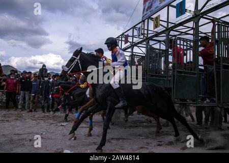 Junge Jockeys Rennen am HM Hasan, Blang Bebangka, Central Aceh District, Provinz Aceh, Indonesien, Samstag, 31. August 2019. Gayo traditionelle Pferderennen sind seit der holländischen Kolonialzeit, Gayo Traditional Horse Race wird zweimal jährlich in Central Aceh Regency abgehalten, um dem Takengon Stadtjubiläum zu gedenken und dem Jahrestag der Republik Indonesien zu gedenken. Die kleinen Jockeys beim Reiten von Pferden ohne Sättel, und diese Pferde sind das Ergebnis der Kreuzung australischer Pferde und kleiner Gayo-Pferde, jetzt haben die Gayo-Pferde begonnen, hoch zu steigen. Stockfoto