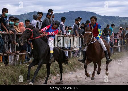 Junge Jockeys Rennen auf der HM Hasan, Blang Bebangka, Central Aceh District, Provinz Aceh, Indonesien, Sonntag, 1. September 2019. Gayo traditionelle Pferderennen sind seit der holländischen Kolonialzeit, Gayo Traditional Horse Race wird zweimal jährlich in Central Aceh Regency abgehalten, um dem Takengon Stadtjubiläum zu gedenken und dem Jahrestag der Republik Indonesien zu gedenken. Die kleinen Jockeys beim Reiten von Pferden ohne Sättel, und diese Pferde sind das Ergebnis der Kreuzung australischer Pferde und kleiner Gayo-Pferde, jetzt haben die Gayo-Pferde begonnen, hoch zu steigen. Stockfoto