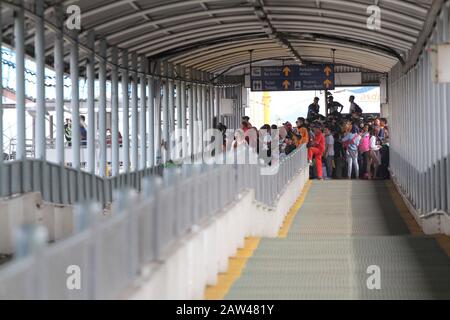 Homecomers warten darauf, am Samstag, den 8. Juni 2019, auf dem Fährhafen Bakauheni, South Lampung, Lampung, das RoRo-Schiff zu betreten. Homecomere aus Regionen in Sumatra beginnen nach Java zurückzukehren, nachdem sie Eid Al-Fitr in ihren Heimatorten gefeiert haben. Stockfoto