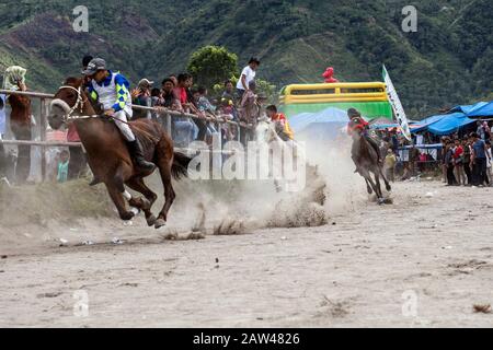 Junge Jockeys Rennen auf der HM Hasan, Blang Bebangka, Central Aceh District, Provinz Aceh, Indonesien, Sonntag, 1. September 2019. Gayo traditionelle Pferderennen sind seit der holländischen Kolonialzeit, Gayo Traditional Horse Race wird zweimal jährlich in Central Aceh Regency abgehalten, um dem Takengon Stadtjubiläum zu gedenken und dem Jahrestag der Republik Indonesien zu gedenken. Die kleinen Jockeys beim Reiten von Pferden ohne Sättel, und diese Pferde sind das Ergebnis der Kreuzung australischer Pferde und kleiner Gayo-Pferde, jetzt haben die Gayo-Pferde begonnen, hoch zu steigen. Stockfoto