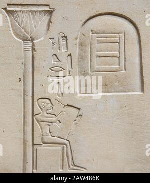 Kairo, Ägyptisches Museum, Sarkophag der Königin Ashait, mit einigen der schönsten Reliefe, die jemals in Ägypten geschnitzt wurden. Ashait war eine Frau von Montuhotep. Stockfoto