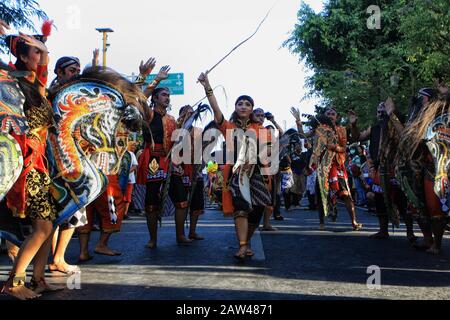 Tausende Menschen tanzten zusammen mit dem Namen Njoged Njalar Jog Jag Nong Dance bei der Feier des Jogja Cross Culture Festivals in der Zero Point Region Yogyakarta Indonesia, Sonntag, 4. August 2019. Das Festival wurde als eine Form der Akkulturation verschiedener Kulturen in Indonesien abgehalten. Stockfoto