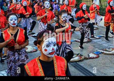 Tausende Menschen tanzten zusammen mit dem Namen Njoged Njalar Jog Jag Nong Dance bei der Feier des Jogja Cross Culture Festivals in der Zero Point Region Yogyakarta Indonesia, Sonntag, 4. August 2019. Das Festival wurde als eine Form der Akkulturation verschiedener Kulturen in Indonesien abgehalten. Stockfoto