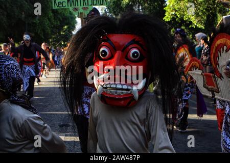 Tausende Menschen tanzten zusammen mit dem Namen Njoged Njalar Jog Jag Nong Dance bei der Feier des Jogja Cross Culture Festivals in der Zero Point Region Yogyakarta Indonesia, Sonntag, 4. August 2019. Das Festival wurde als eine Form der Akkulturation verschiedener Kulturen in Indonesien abgehalten. Stockfoto