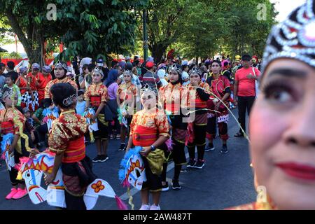 Tausende Menschen tanzten zusammen mit dem Namen Njoged Njalar Jog Jag Nong Dance bei der Feier des Jogja Cross Culture Festivals in der Zero Point Region Yogyakarta Indonesia, Sonntag, 4. August 2019. Das Festival wurde als eine Form der Akkulturation verschiedener Kulturen in Indonesien abgehalten. Stockfoto