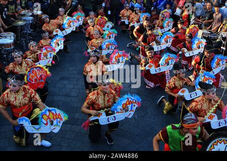 Tausende Menschen tanzten zusammen mit dem Namen Njoged Njalar Jog Jag Nong Dance bei der Feier des Jogja Cross Culture Festivals in der Zero Point Region Yogyakarta Indonesia, Sonntag, 4. August 2019. Das Festival wurde als eine Form der Akkulturation verschiedener Kulturen in Indonesien abgehalten. Stockfoto