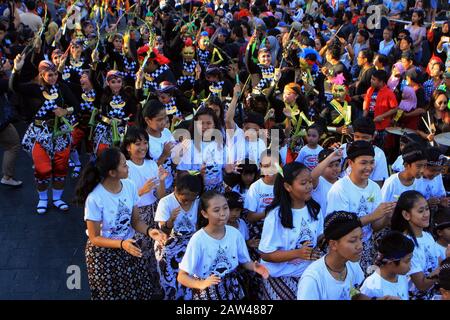 Tausende Menschen tanzten zusammen mit dem Namen Njoged Njalar Jog Jag Nong Dance bei der Feier des Jogja Cross Culture Festivals in der Zero Point Region Yogyakarta Indonesia, Sonntag, 4. August 2019. Das Festival wurde als eine Form der Akkulturation verschiedener Kulturen in Indonesien abgehalten. Stockfoto