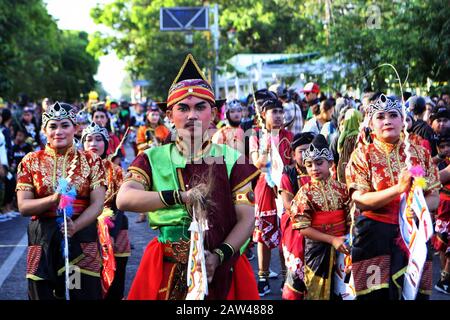 Tausende Menschen tanzten zusammen mit dem Namen Njoged Njalar Jog Jag Nong Dance bei der Feier des Jogja Cross Culture Festivals in der Zero Point Region Yogyakarta Indonesia, Sonntag, 4. August 2019. Das Festival wurde als eine Form der Akkulturation verschiedener Kulturen in Indonesien abgehalten. Stockfoto