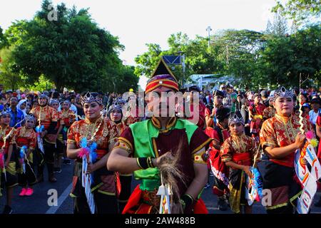 Tausende Menschen tanzten zusammen mit dem Namen Njoged Njalar Jog Jag Nong Dance bei der Feier des Jogja Cross Culture Festivals in der Zero Point Region Yogyakarta Indonesia, Sonntag, 4. August 2019. Das Festival wurde als eine Form der Akkulturation verschiedener Kulturen in Indonesien abgehalten. Stockfoto