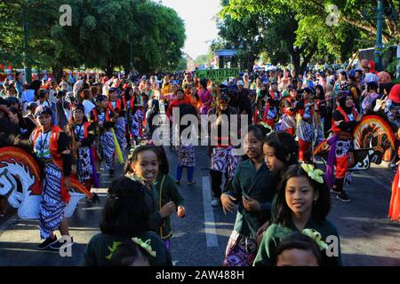 Tausende Menschen tanzten zusammen mit dem Namen Njoged Njalar Jog Jag Nong Dance bei der Feier des Jogja Cross Culture Festivals in der Zero Point Region Yogyakarta Indonesia, Sonntag, 4. August 2019. Das Festival wurde als eine Form der Akkulturation verschiedener Kulturen in Indonesien abgehalten. Stockfoto