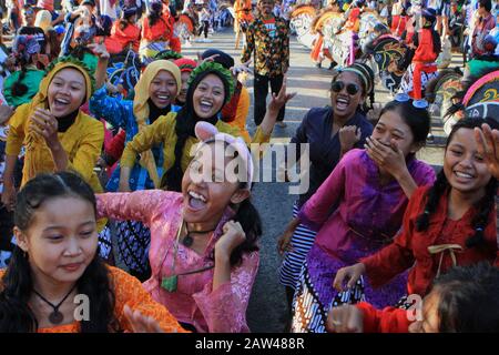 Tausende Menschen tanzten zusammen mit dem Namen Njoged Njalar Jog Jag Nong Dance bei der Feier des Jogja Cross Culture Festivals in der Zero Point Region Yogyakarta Indonesia, Sonntag, 4. August 2019. Das Festival wurde als eine Form der Akkulturation verschiedener Kulturen in Indonesien abgehalten. Stockfoto