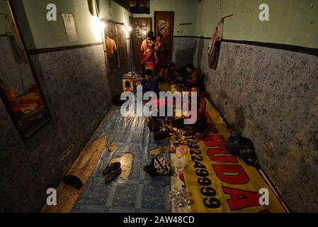 Vor der Puppenshow "Wayang Orang" mit dem Namen Gondomono Luweng wurde eine Reihe von Künstlern angekleidet. Puppenshows der Gemeinschaft von Ketoprak und Wayang Orang (THR) in Surabaya. Stockfoto