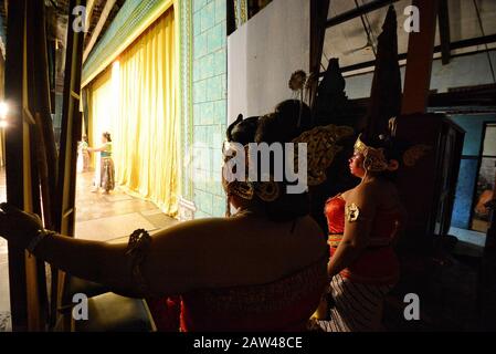 Eine Reihe von Künstlern waren in der Aufführung einer Puppenszene "Wayang Orang" namens Gondomono Luweng zu sehen. Die Puppenshow der Gemeinschaft von Ketoprak und Wayang Orang (THR) in Surabaya. Stockfoto