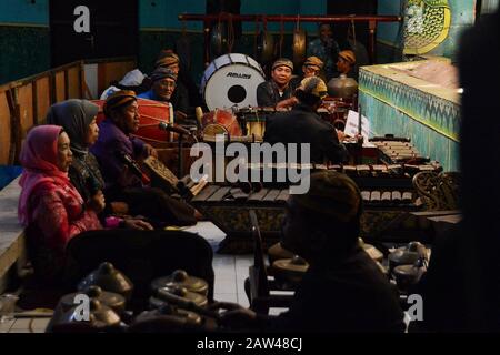 Eine Reihe von 'Sinden' wird während der 'Wayang Orang'-Puppenshow namens Gondomono Luweng gesehen. Puppenshows der Gemeinschaft von Ketoprak und Wayang Orang (THR) in Surabaya. Stockfoto