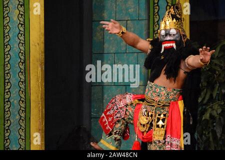 Künstler waren in der Aufführung einer Puppenszene "Wayang Orang" namens Gondomono Luweng zu sehen. Die Puppenshow der Gemeinschaft von Ketoprak und Wayang Orang (THR) in Surabaya. Stockfoto