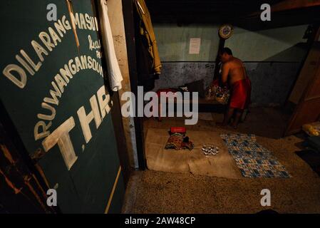Vor der Puppenshow "Wayang Orang" mit dem Namen Gondomono Luweng wurde eine Reihe von Künstlern angekleidet. Puppenshows der Gemeinschaft von Ketoprak und Wayang Orang (THR) in Surabaya. Stockfoto