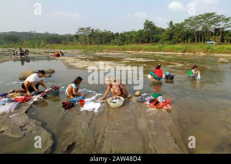 Die Bewohner sahen am Fluss Mountain Sari, Bogor Regency, West Java, Mittwoch, 03. Juli 2019, Kleidung waschen. Die Bewohner nutzten den Fluss Mountain Sari, um zu baden und Kleidung wegen Dürre und Sommer zu waschen. Stockfoto