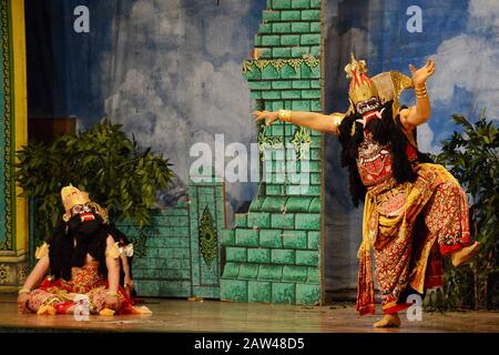 Künstler waren in der Aufführung einer Puppenszene "Wayang Orang" namens Gondomono Luweng zu sehen. Die Puppenshow der Gemeinschaft von Ketoprak und Wayang Orang (THR) in Surabaya. Stockfoto