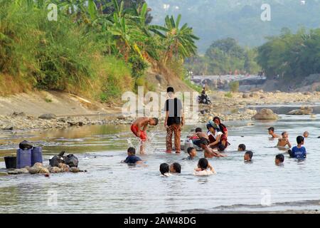 Die Bewohner sahen am Fluss Mountain Sari, Bogor Regency, West Java, Mittwoch, 03. Juli 2019, Kleidung waschen. Die Bewohner nutzten den Fluss Mountain Sari, um zu baden und Kleidung wegen Dürre und Sommer zu waschen. Stockfoto