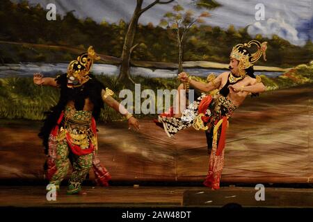 Künstler, die in der Aufführung einer Puppenszene "Wayang Orang" namens Gondomono Luweng zu sehen waren. Die Puppenshow der Gemeinschaft von Ketoprak und Wayang Orang (THR) in Surabaya. Stockfoto