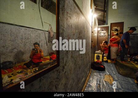 Vor der Puppenshow "Wayang Orang" mit dem Namen Gondomono Luweng wurde eine Reihe von Künstlern angekleidet. Puppenshows der Gemeinschaft von Ketoprak und Wayang Orang (THR) in Surabaya. Stockfoto