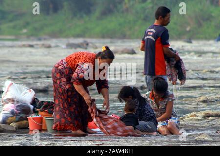 Die Bewohner sahen am Fluss Mountain Sari, Bogor Regency, West Java, Mittwoch, 03. Juli 2019, Kleidung waschen. Die Bewohner nutzten den Fluss Mountain Sari, um zu baden und Kleidung wegen Dürre und Sommer zu waschen. Stockfoto