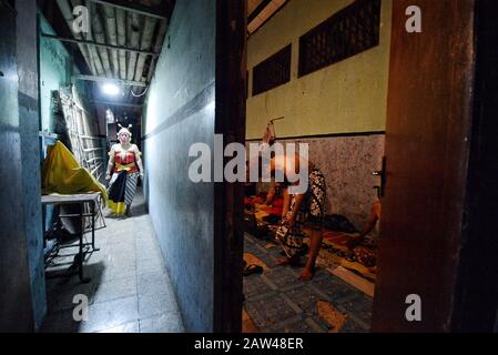 Künstler, die vor der Puppenshow "Wayang Orang" mit dem Namen Gondomono Luweng kleiden. Puppenshows der Gemeinschaft von Ketoprak und Wayang Orang (THR) in Surabaya. Stockfoto