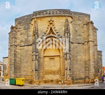 Das Tor zur mittelalterlichen gotischen Kirche San Mateo (St Matthew), die mit Schnitzsteingewändern, Reliefen und Türmen dekoriert ist, Jerez, Spanien Stockfoto