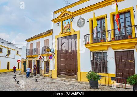 Jerez, SPANIEN - 20. SEPTEMBER 2019: Der Hauptsitz von Hermandad del Desconsuelo (Bruderschaft) am San Mateo Platz ist mit Vintage-Holztorto dekoriert Stockfoto