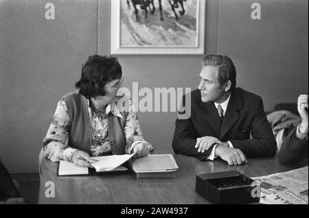 PvdA-Delegation auf dem Flughafen aus der DDR; Frau I. Hill (Präsidentin PvdA) und Ulrich Wolff (Botschafter DDR) Datum: 26. September 1975 Standort: Nordholland, Schiphol Schlüsselwörter: Botschafter, Delegierte Personenname: I. Des Hügels, U. Wolff-Institutionenname: Labour Peters, Hans/Anefo Urheberrechtsinhaber: National Archives Material Typ: Negative (schwarz/weiß) Archivinventarnummer: Siehe Zugriff 2.24.01.05 Stockfoto