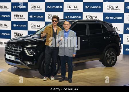 Noida, Uttar Pradesh, Indien. Februar 2020. Geschäftsführer (MD) und CEO von Hyundai Motors India Ltd, Seon Seob Kim und der indische Bollywood-Schauspieler Shah Rukh Khan posieren neben dem neu eingeführten Hyundai Creta SUV auf der Indian Auto Expo im Greater Noida, 2020. Kredit: Ganesh Chandra/SOPA Images/ZUMA Wire/Alamy Live News Stockfoto